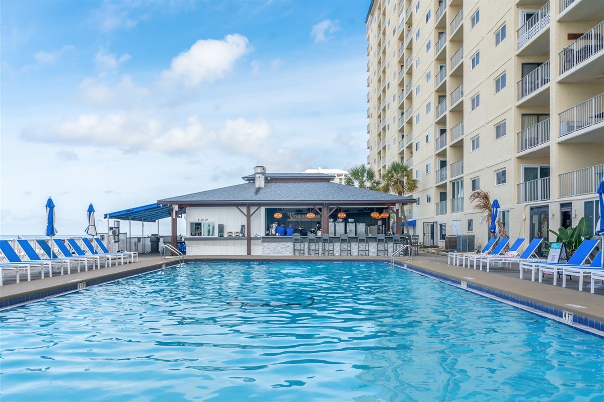 No need to pack up the whole family just for a drink. The poolside tiki bar means happy hour is only a few steps away—complete with ocean breeze and kid-friendly snacks.