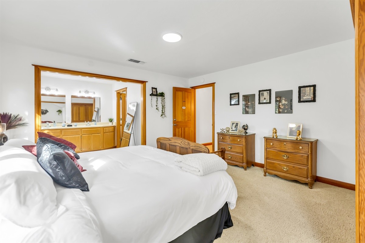 When traveling with a group, having four bedrooms with private ensuite bathrooms keeps mornings calm and unhurried.